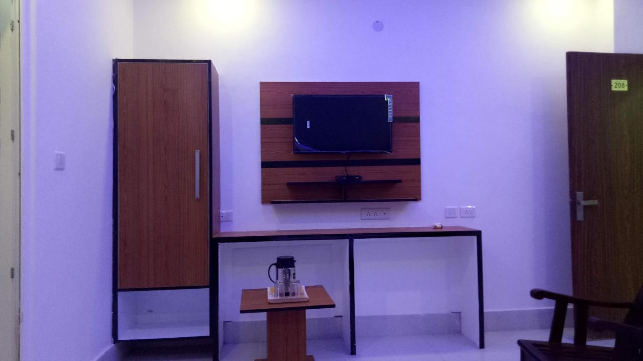 Capital O 13310 Noida Suites Εξωτερικό φωτογραφία